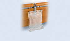 Soporte para bolsa de orina (representado con bolsa de orina y la sujeción para accesorios)